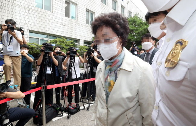 불법 요양병원을 운영하면서 수십억 원대 요양급여를 부정수급 한 혐의로 기소된 윤석열 전 검찰총장의 장모 최 모씨가 지난 7월 2일 오전 의정부지방법원에서 열리는 1심 선고공판에 출석하고 있다. 