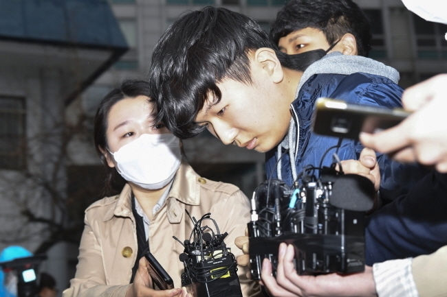 텔레그램 '박사방'에서 운영자 조주빈을 도와 성 착취물 제작·유포에 가담한 혐의로 구속된 '부따' 강훈이 지난해 4월 17일 종로경찰서에서 검찰로 송치되고 있다.
