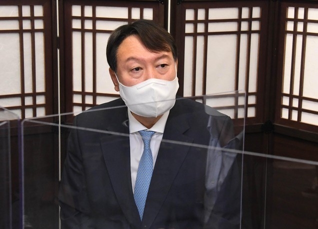 국민의힘 대권주자인 윤석열 전 검찰총장이 지난 12일 서울 종로구 선거사무실에서 열린 코로나19 대책 마련을 위한 전문가 간담회에서 인사말을 하고 있다.