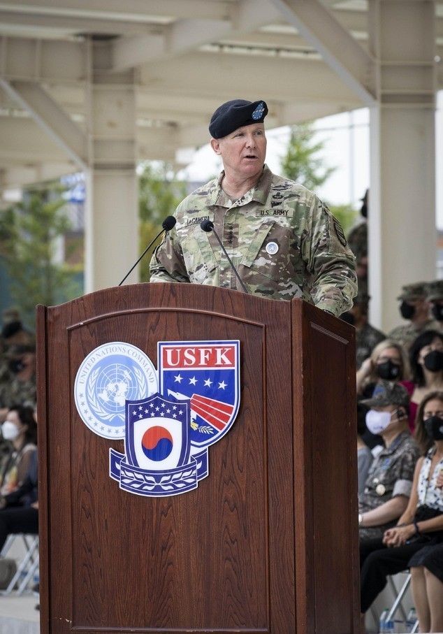 폴 라캐머라 신임 한미연합사령관 겸주한미군사령관이 2일 오전 경기 평택 캠프 험프리스 바커필드에서 열린 한미연합사령관 겸 주한미군 사령관 이·취임식에서 인사말을 하고 있다.