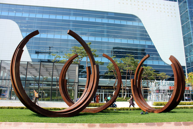 베르나르 브네의 '3개의 서클(3groups d’arcs 214.5°, 217.5°, 218.5°)', 철, 455x455x100cm(3pice). <사진=대전복합터미널>