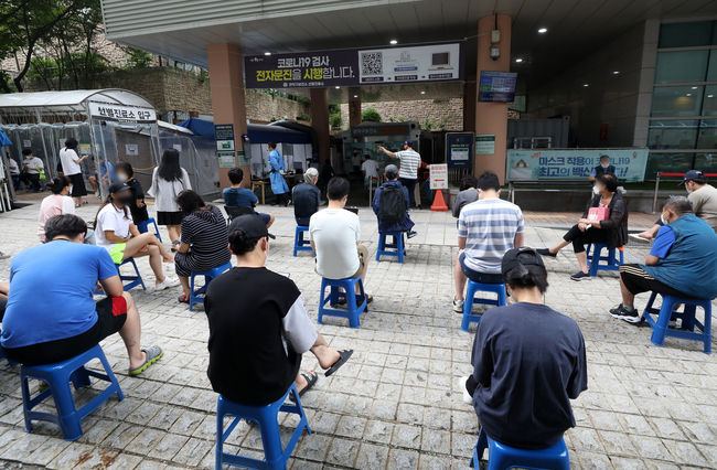 코로나19 신규 확진자가 1,628명으로 집계된 22일 오후 서울 관악구 보건소 선별진료소에서 시민들이 검사를 받기 위해 대기하고 있다. / 사진제공=뉴시스