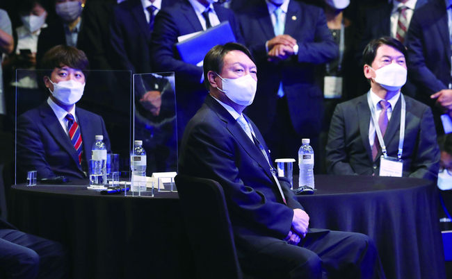 이준석 국민의힘 대표, 윤석열 전 검찰총장, 안철수 국민의당 대표가 30일 오전 서울 중구 신라호텔에서 열린 ‘아시안리더십콘퍼런스’ 개회식에 참석해 있다.
