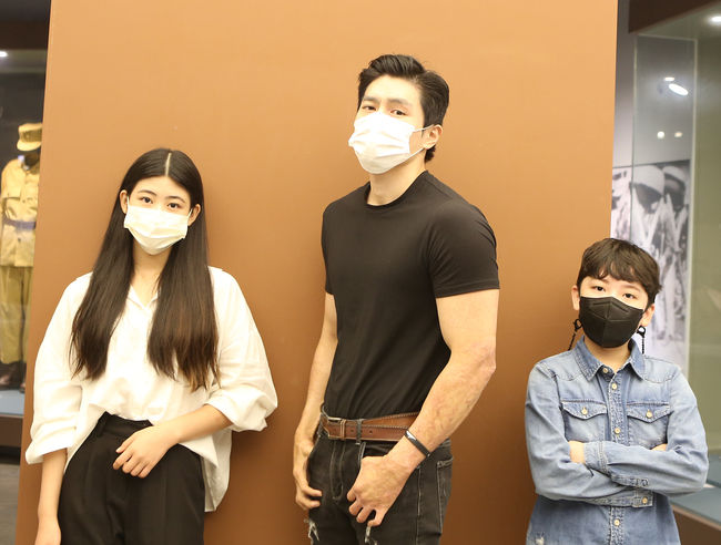 k9 자주포 사고 희생자 이찬호(가운데) 씨가 장래희망이 모델인 권도연(순심여중3)·구성욱(왜관초3) 학생을 만나 워킹과 포즈를 직접 지도하며 기념촬영을 했다