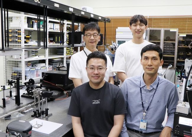 왼쪽 뒷줄부터 시계방향으로 김동언 교수, 이주호 학생, 윤건수 교수, 이승택 학생