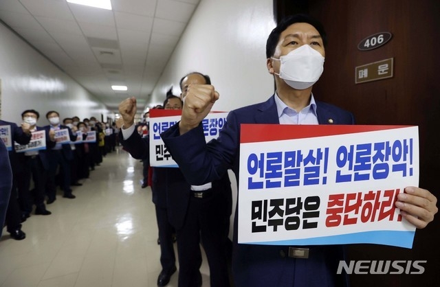 국민의힘 김기현 원내대표를 비롯한 의원들이 24일 서울 여의도 국회 법제사법위원회 회의실 앞에서 언론중재법 개정안 규탄대회를 하고 있다.(사진=뉴시스 제공)