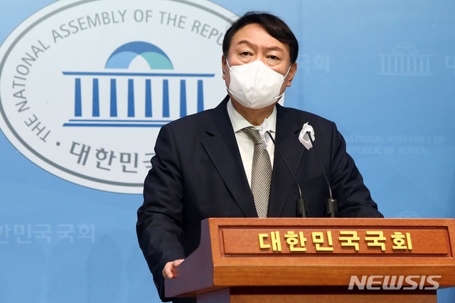 나흘만에 공개행보를 시작한 국민의힘 대선 경선 후보인 윤석열 전 검찰총장이 22일 국회 소통관에서 언론중재법과 관련해 기자회견을 하고 있다.(사진=뉴시스 제공).