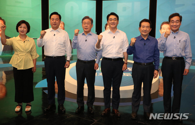 17일 오후 서울 상암동 동아디지털미디어센터(DDMC) 열린 더불어민주당 제20대 대선 후보 토론회에 앞서 후보들이 기념촬영을 하고 있다. 왼쪽부터 추미애, 김두관, 이재명, 박용진, 정세균, 이낙연 후보. .(사진=뉴시스 제공)