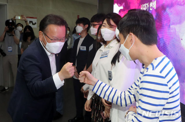 김부겸 국무총리가 17일 오후 경기도 성남시 수정구 한국콘텐츠진흥원 글로벌게임허브센터를 방문해 청년게임분야 종사자와 인사하고 있다. (사진=뉴시스 제공)