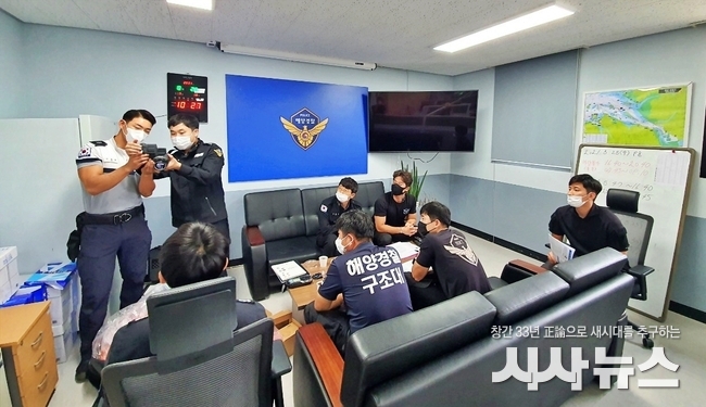 8월 25일 경기도 화성시 제부도에 위치한 평택해양경찰서 구조대에서 해상 화학 사고 대응 장비 운영 훈련이 진행되고 있다.
