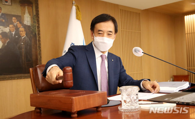 이주열 한국은행 총재가 26일 오전 서울 중구 한국은행에서 열린 금융통화위원회 본회의에서 회의를 주재하며 의사봉을 두드리고 있다. (사진=한국은행 제공)
