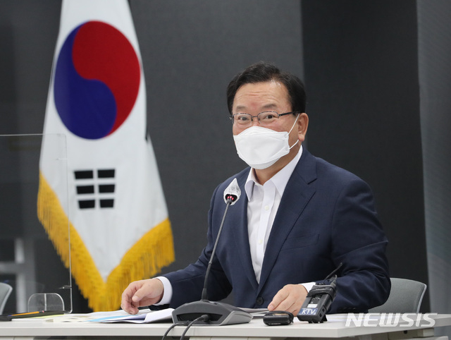 김부겸 국무총리가 26일 오후 서울 마포구 프론트원에서 열린 제4차 청년정책조정위원회에서 발언하고 있다.(사진=뉴시스 제공)