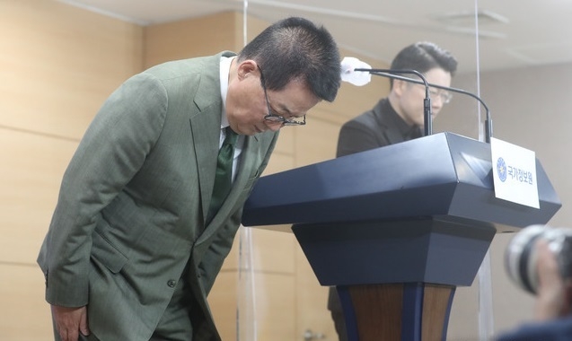 지난 27일 박지원 국가정보원장이 서울 종로구 정부서울청사에서 불법사찰, 정치개입 관련 대국민 사과를 하고 있다.(사진=뉴시스 제공)
