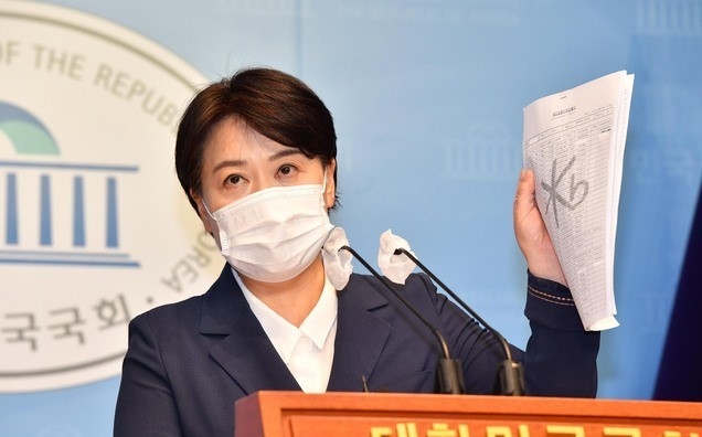 부친의 부동산 투기 의혹에 대한 도의적 책임을 지기 위해 대선 경선을 포기하고 국회의원직을 사퇴한 윤희숙 국민의힘 의원이 27일 서울 여의도 국회 소통관에서 기자회견을 열고 "저는 지금 저 자신을 공수처에 수사 의뢰한다"면서 "공수처가 못하겠다면 합수본에 다시 의뢰 하겠다"고 밝히고 있다. 윤 의원은 부동산 매매시점인 2016년 자신의 입출금 통장 거래내역과 부친의 토지계약서를 공개하고, 수사기관의 자택 압수수색도 자청할 만큼 현재의 위기를 정면 돌파하겠다는 강한 의지를 드러냈다. (공동취재사진)