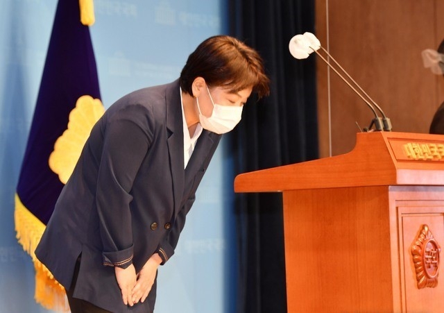 부친의 부동산 투기 의혹에 대한 도의적 책임을 지기 위해 대선 경선을 포기하고 국회의원직을 사퇴한 윤희숙 국민의힘 의원이 27일 서울 여의도 국회 소통관에서 기자회견에 앞서 인사하고 있다. 윤 의원은 부동산 매매시점인 2016년 자신의 입출금 통장 거래내역과 부친의 토지계약서를 공개하고, 수사기관의 자택 압수수색도 자청할 만큼 현재의 위기를 정면 돌파하겠다는 강한 의지를 드러냈다. (공동취재사진)