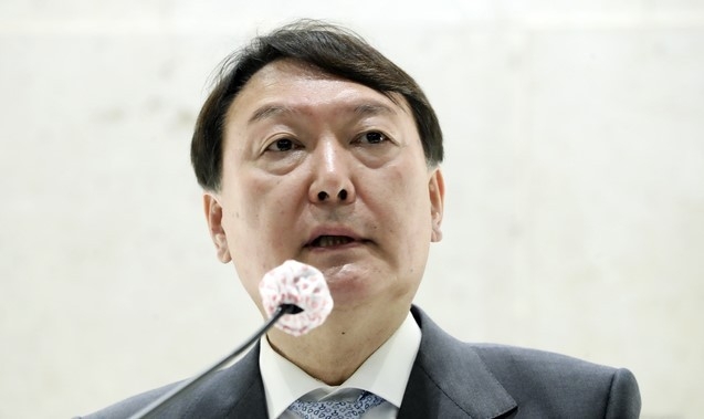 국민의힘 대권주자인 윤석열 전 검찰총장이 27일 오후 서울 영등포구 공군호텔에서 열린 국민과 함께하는 국방포럼 세미나에 참석해 축사를 하고 있다.