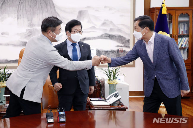 윤호중 더불어민주당 원내대표, 김기현 국민의힘 원내대표가 29일 서울 여의도 국회에서 박병석 국회의장 주재 의사일정 협의 관련 회동을 하고 있다.(사진=뉴시스 제공)