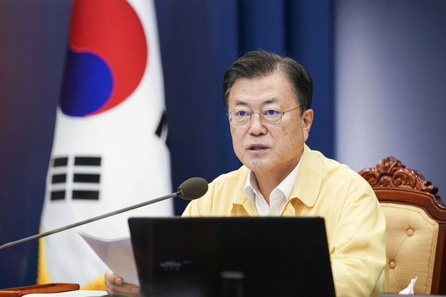 문재인 대통령이 30일 오후 청와대 여민관에서 열린 수석·보좌관회의에 참석해 발언하고 있다. (사진=청와대 제공)