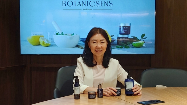 박태선 보타닉센스 대표가 연세대학교 생활과학관 TSPARK LAB에서 화장품 보타닉센스를 만들게 된 과정과 제품에 대해 설명하고 있다. <사진=이화순>