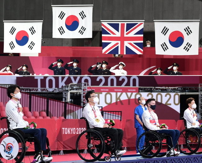 30일 일본 도쿄 메트로폴리탄 체육관에서 열린 2020 도쿄패럴림픽 탁구 남자 단식(스포츠 등급1) 시상식에서 대한민국 국기가 게양되고 있다. 이날 경기에서는 주영대가 금메달, 김현욱이 은메달, 남기원이 동메달을 획득했다. (사진공동취재단)