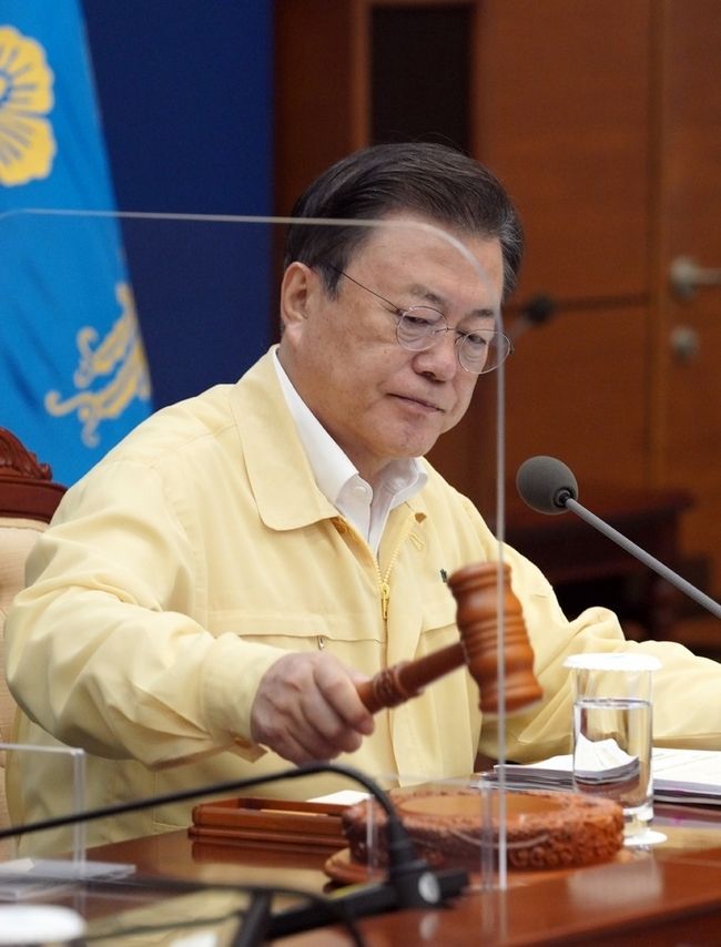  문재인 대통령이 31일 오전 청와대 여민관 영상회의실에서 열린 국무회의(영상)에 참석해 의사봉을 두드리고 있다.(사진=뉴시스 제공)