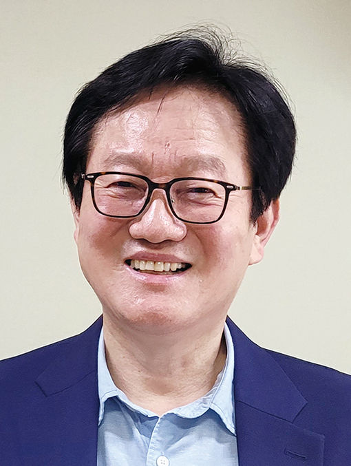 ▲ 한창희 주필<br>
<br>
▲ 청주고등학교 <br>
▲ 고려대학교 정치외교학(석사)<br>
▲ 고려대학교 총학생회 회장 <br>
▲ 4월혁명고대 감사 <br>
▲ 충주시 체육회 회장 <br>
▲ 충청북도 충주시 시장 <br>
▲ 한국농어촌공사 감사