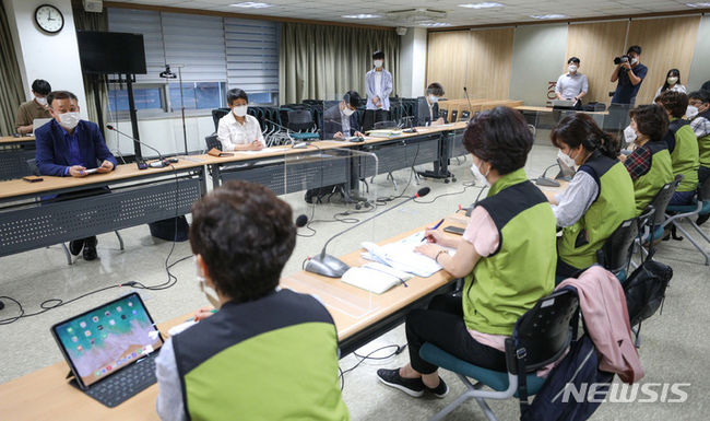 30일 오후 서울 영등포구 의료기관평가인증원에서 보건복지부와 보건의료노조 참석자들이 제12차 노정 실무교섭을 진행하고 있다.(사진=뉴시스 제공)