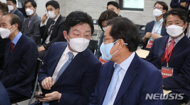 유승민, 홍준표 국민의힘 대선 경선 예비 후보가 25일 서울 여의도 중앙당사에서 열린 국민 약속 비전 발표회에서 대화하고 있다.(사진=뉴시스 제공)