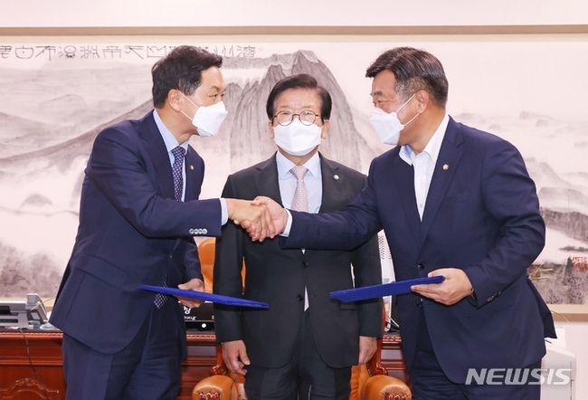 윤호중 더불어민주당 원내대표, 김기현 국민의힘 원내대표가 31일 서울 여의도 국회에서 언론중재법 개정안 처리 협의체 구성 등에 대해 합의한 후 인사하고 있다.(사진=뉴시스 제공)