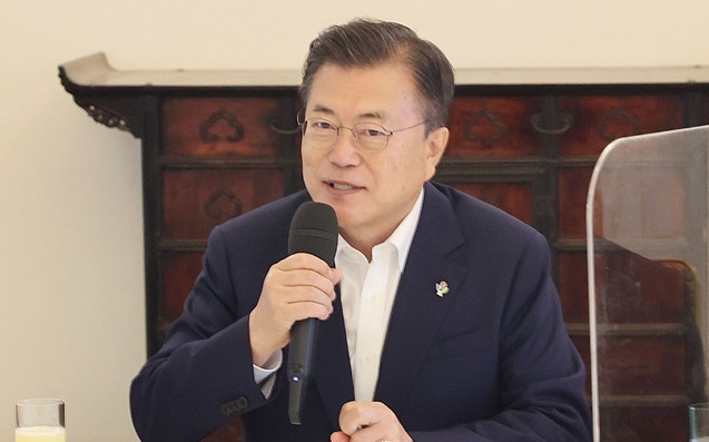 문재인 대통령과 박병석 국회의장의 과거 헌법기관장 초청 간담회 모습.(사진=뉴시스 제공)
