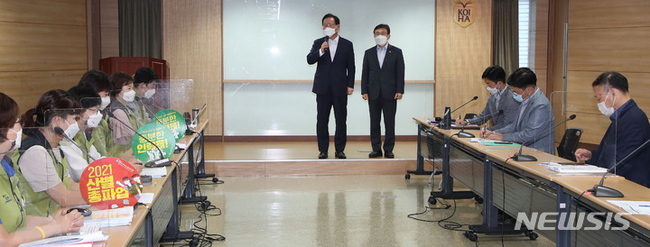 보건의료노동조합이 예고한 총파업이 하루 앞으로 다가온 1일 김부겸 총리가 서울 영등포구 의료기관평가인증원에서 열린 보건복지부와 보건의료노조 제13차 노정 실무교섭 현장을 찾아 인사말을 하고 있다. (사진=뉴시스 제공)