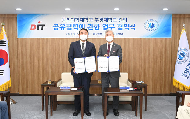 장영수 총장(오른쪽)과 김영도 총장이 협약을 맺고 기념촬영하고 있다