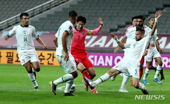 2일 오후 서울 마포구 서울월드컵경기장에서 열린 '2022 FIFA 카타르 월드컵 아시아지역 최종예선 A조 1차전' 대한민국과 이라크의 경기. 손흥민이 돌파하고 있다. (사진=뉴시스 제공)