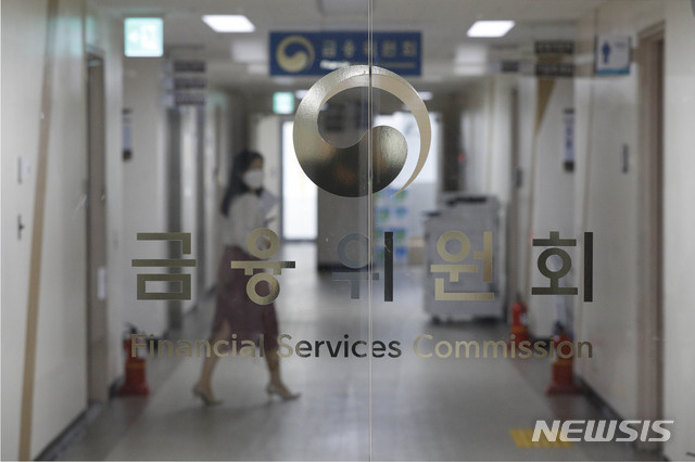 지난해 4월 23일 오후 서울 종로구 정부서울청사에서 금융위원회 직원들이 업무를 보고 있다. (사진=뉴시스 제공)