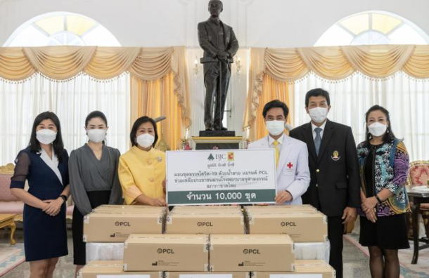 타액 자가검사키트를 전달받은 태국 적십자.(사진=뉴시스 제공)