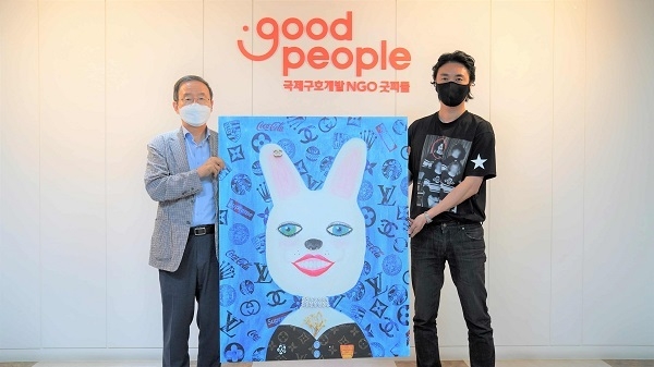 (왼쪽부터) 굿피플 강대성 상임이사, 팝아티스트 배드보스