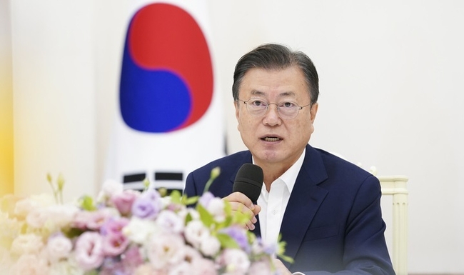  문재인 대통령이 3일 오전 청와대 본관 충무실에서 열린 국회의장단·상임위원장단 초청 간담회에서 인사말을 하고 있다. (사진=뉴시스 제공)
