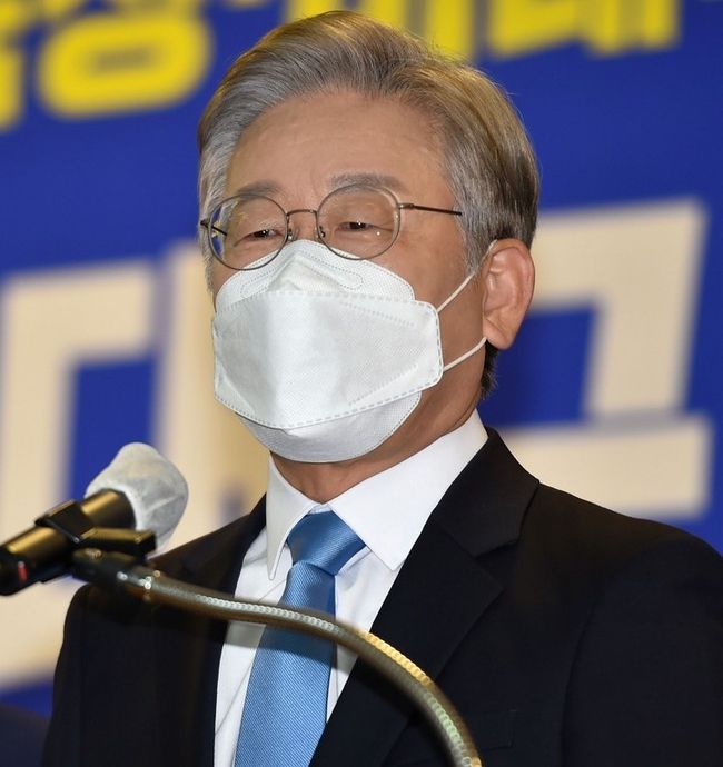 이재명 더불어민주당 대선 경선 후보가 5일 오전 대구 동구 대구상공회의소 대회의실에서 열린 대구·경북 공약 발표 기자간담회에서 공약을 발표하고 있다.