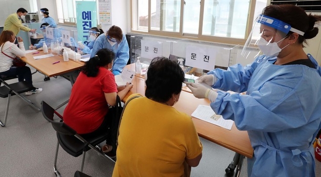 광주 광산구는 지난 4일부터 월곡 2동 행정복지센터에 임시 접종센터를 마련, 외국인 주민을 대상으로 코로나19 예방 얀센 백신을 접종하고 있다고 5일 밝혔다.
