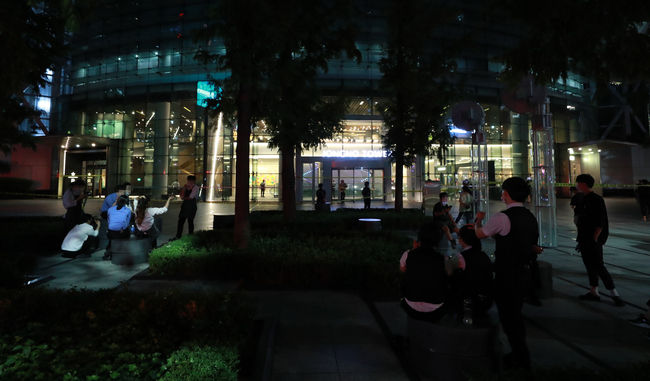 5일 오후 서울 종로구 종로타워 지하에서 타는 냄새가 난다는 화재 의심 신고가 들어와 레스토랑 직원들이 건물 밖으로 대피해 있다. / 사진제공=뉴시스