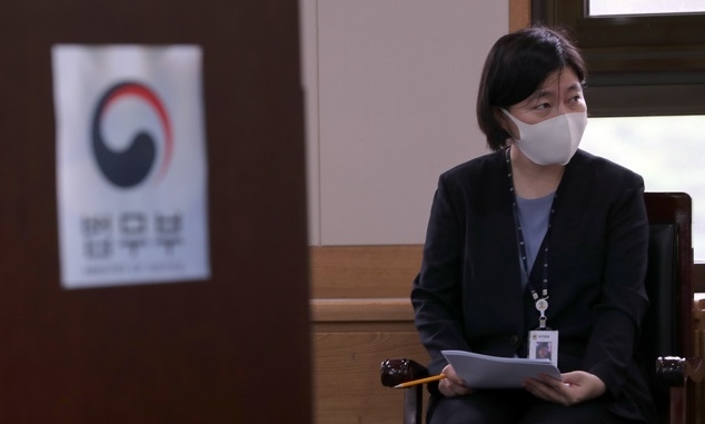임은정 법무부 감찰담당관이 지난 7월14일 오전 경기도 과천시 정부과천청사 법무부 대회의실에서 열린 합동감찰 브리핑에서 자료를 살펴보고 있다.(사진=뉴시스 제공)