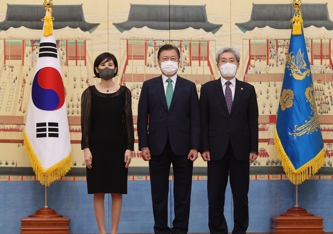 문재인 대통령이 6일 청와대에서 고승범 금융위원장에게 임명장을 수여하고 고 위원장 내외와 기념사진을 촬영하고 있다. (사진=뉴시스 제공)