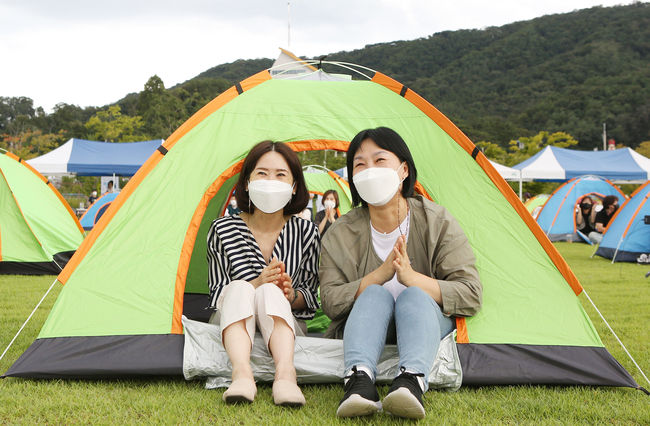 코로나 대응 의료진을 위해 열린 음악회에 참선한 이윤주(35·왼쪽) 간호사와 김민주(43·오른쪽)간호사가 활짝 웃으며 공연을 즐기고 있다.