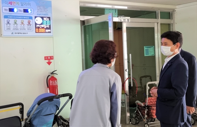 미세먼지 알리미를 점검중인 이태훈 구청장