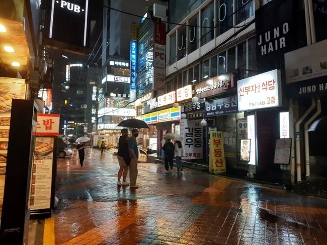 정부 방침에 따라 백신 접종 완료자를 포함한다는 조건 아래 오후 6시 이후 '6인 모임'이 허용되고 영업 시간이 오후 10시로 연장됐지만 서울 강남역과 홍대입구역 등 번화가는 대체로 한산한 모습이었다. 사진은 6일 오후 9시50분께 강남역 인근.(사진=뉴시스 제공)