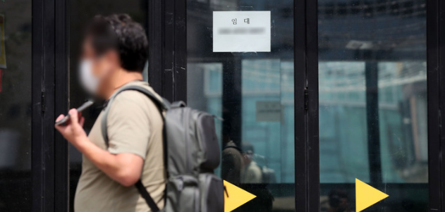 한국은행이 기준금리를 연 0.5%에서 0.75%로 0.25%포인트 인상하면서 자영업자와 소상공인의 시름이 깊어지고 있다. 많은 자영업자 등이 코로나19로 매출에 큰 타격을 입어 대출 지원을 받고 있는데 이번 금리 인상으로 이자 부담까지 늘어난 상황에 처했기 때문이다. 29일 서울 용산구 이태원의 한 가게에 폐업 안내문이 붙어 있다.(사진=뉴시스 제공)