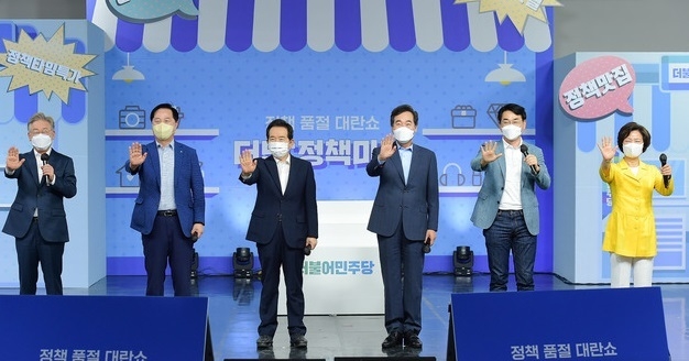 더불어민주당 대선 경선 후보들이 지난달 12일 경기 파주시 한 스튜디오에서 열린 정책 라이브 커머스 '더 민: 정책마켓'에서 후보 정책 완판 퍼포먼스를 하고 있다. 왼쪽부터 이재명, 김두관, 정세균, 이낙연, 박용진, 추미애 후보.(사진=뉴시스 제공)