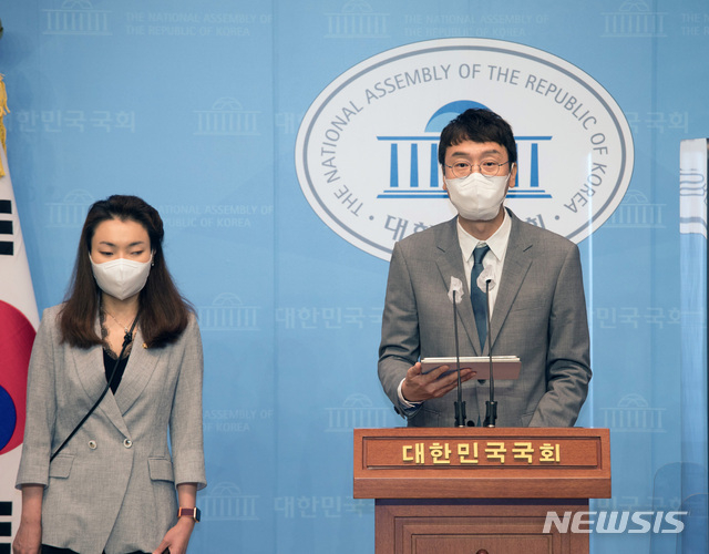 김웅 국민의힘 의원이 9일 서울 여의도 소통관에서 기자회견을 하고 있다. (사진=뉴시스 제공)