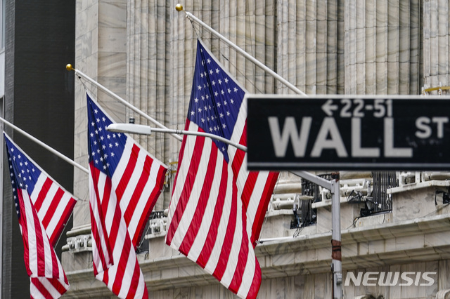 2월16일(현지시간) 미국 뉴욕증권거래소(NYSE) 건물 밖에 성조기가 걸린 모습. (사진=뉴시스 제공)