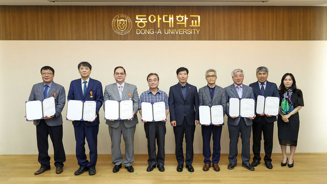 정부포상 및 표창장 수여식에 참석한 동아대 정년퇴임교원들이 이해우(가운데) 총장, 전미라(맨 오른쪽) 교무처장과 기념촬영을 하고 있다.